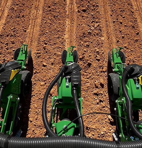 Usando uma plantadeira John Deere 1700 Series para plantar e semear um campo