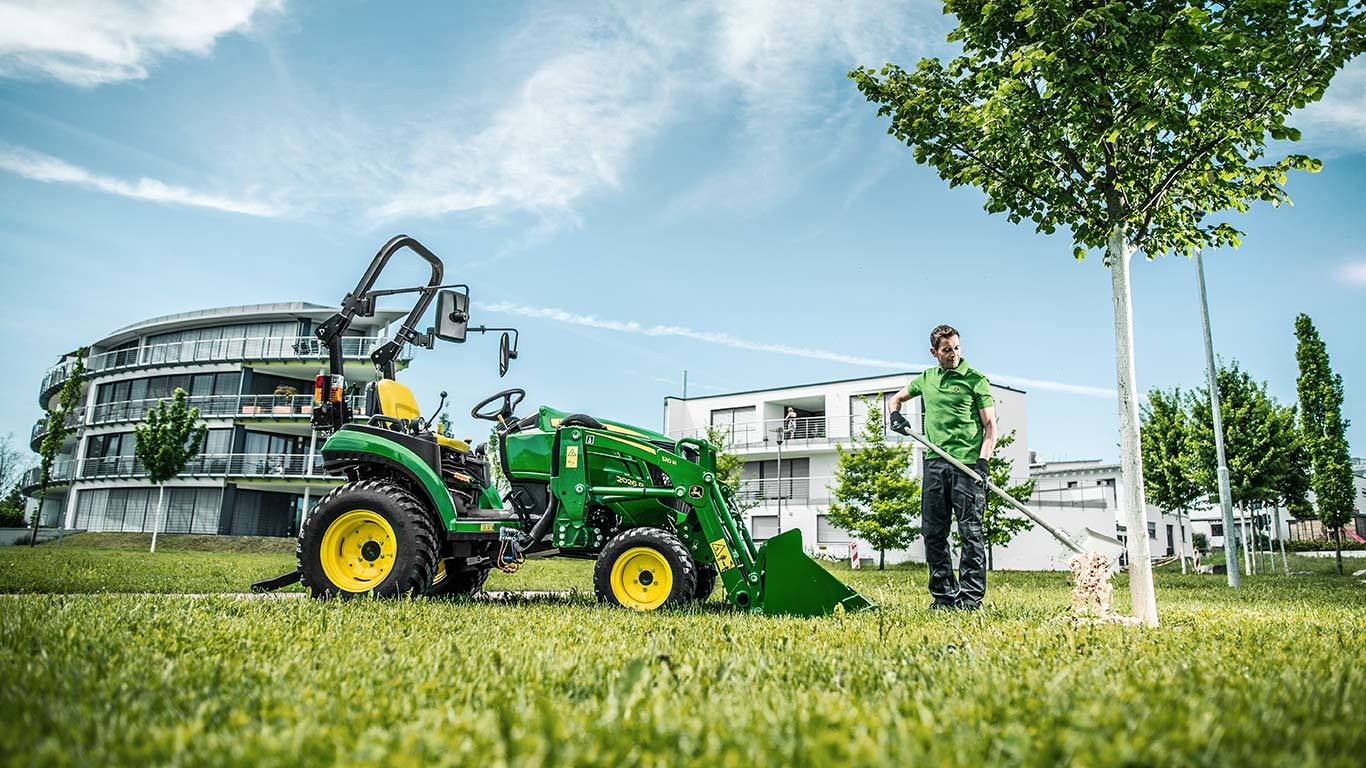 Trator utilit&aacute;rio compacto com p&aacute;-carregadora 120R