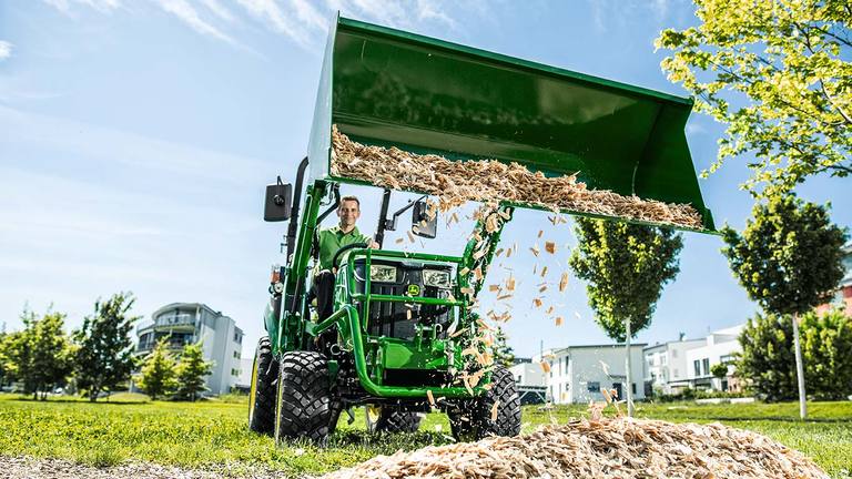 Trator utilit&aacute;rio compacto com p&aacute;-carregadora 120R