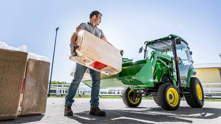 Trator utilit&aacute;rio compacto com p&aacute;-carregadora 220R