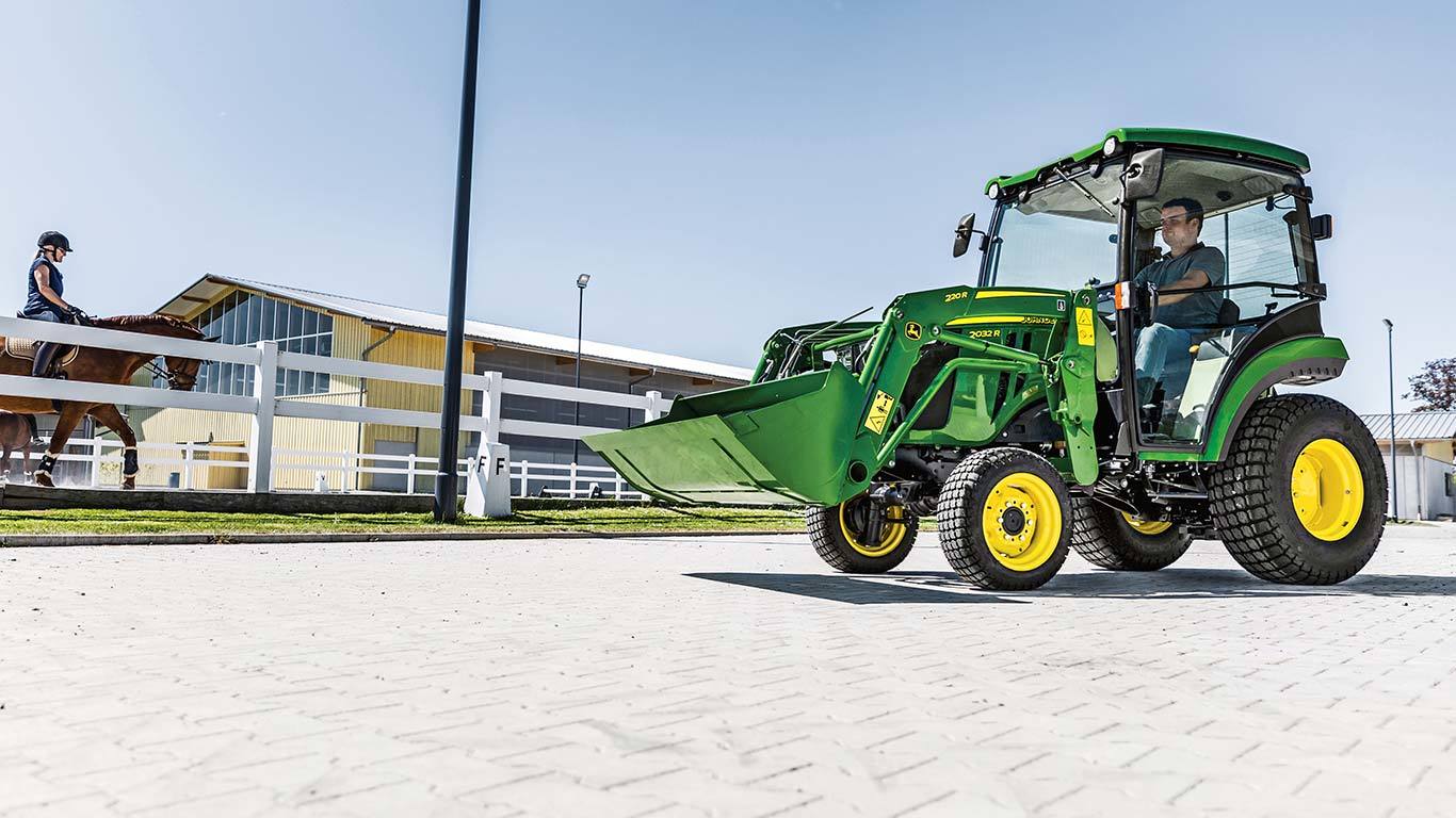 Trator utilit&aacute;rio compacto com p&aacute;-carregadora 220R