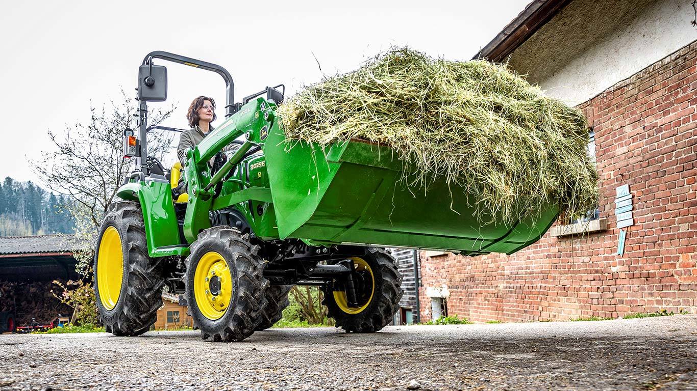 Trator utilit&aacute;rio compacto com p&aacute;-carregadora 300E