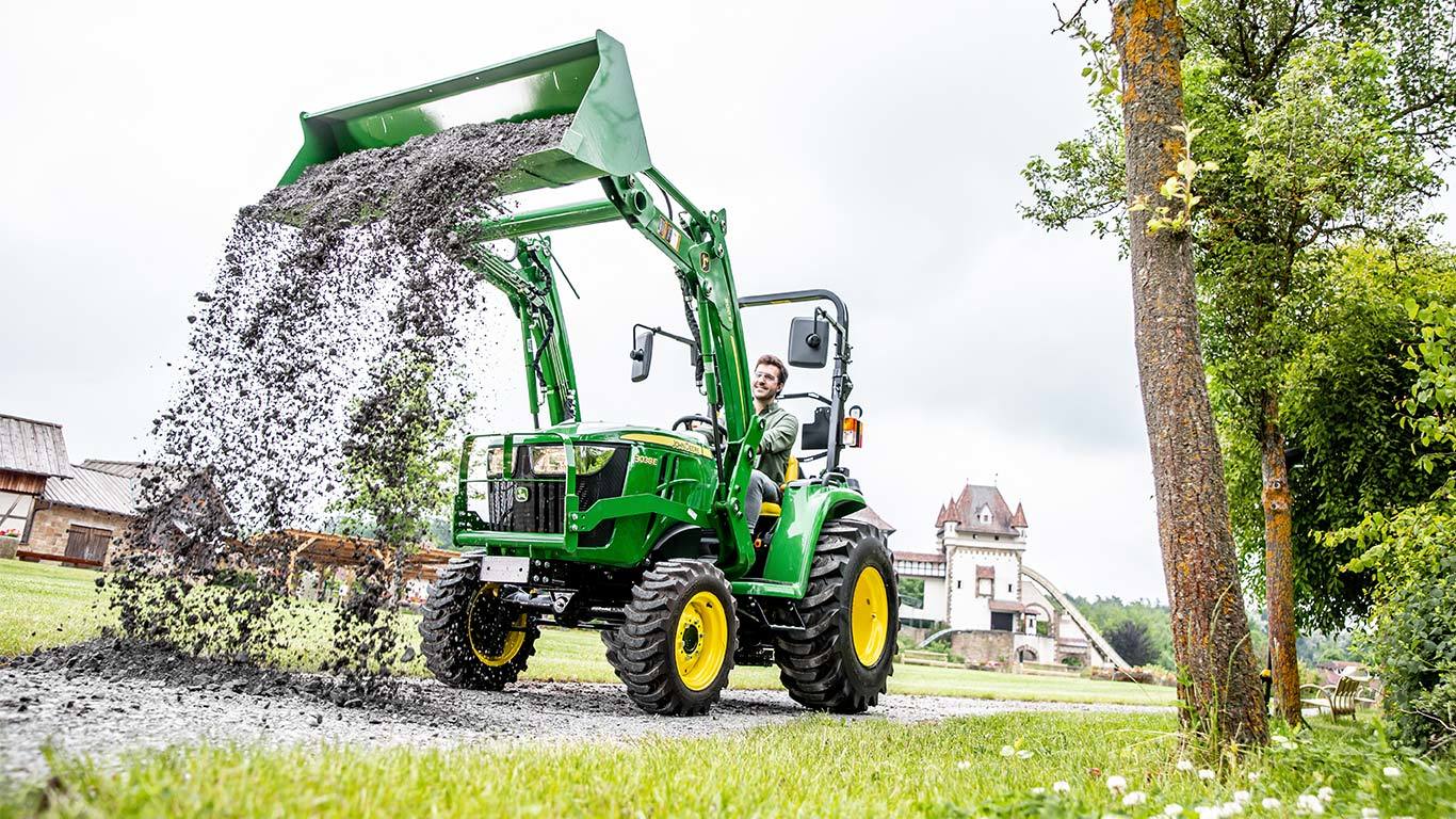 Trator utilit&aacute;rio compacto com p&aacute;-carregadora 300E