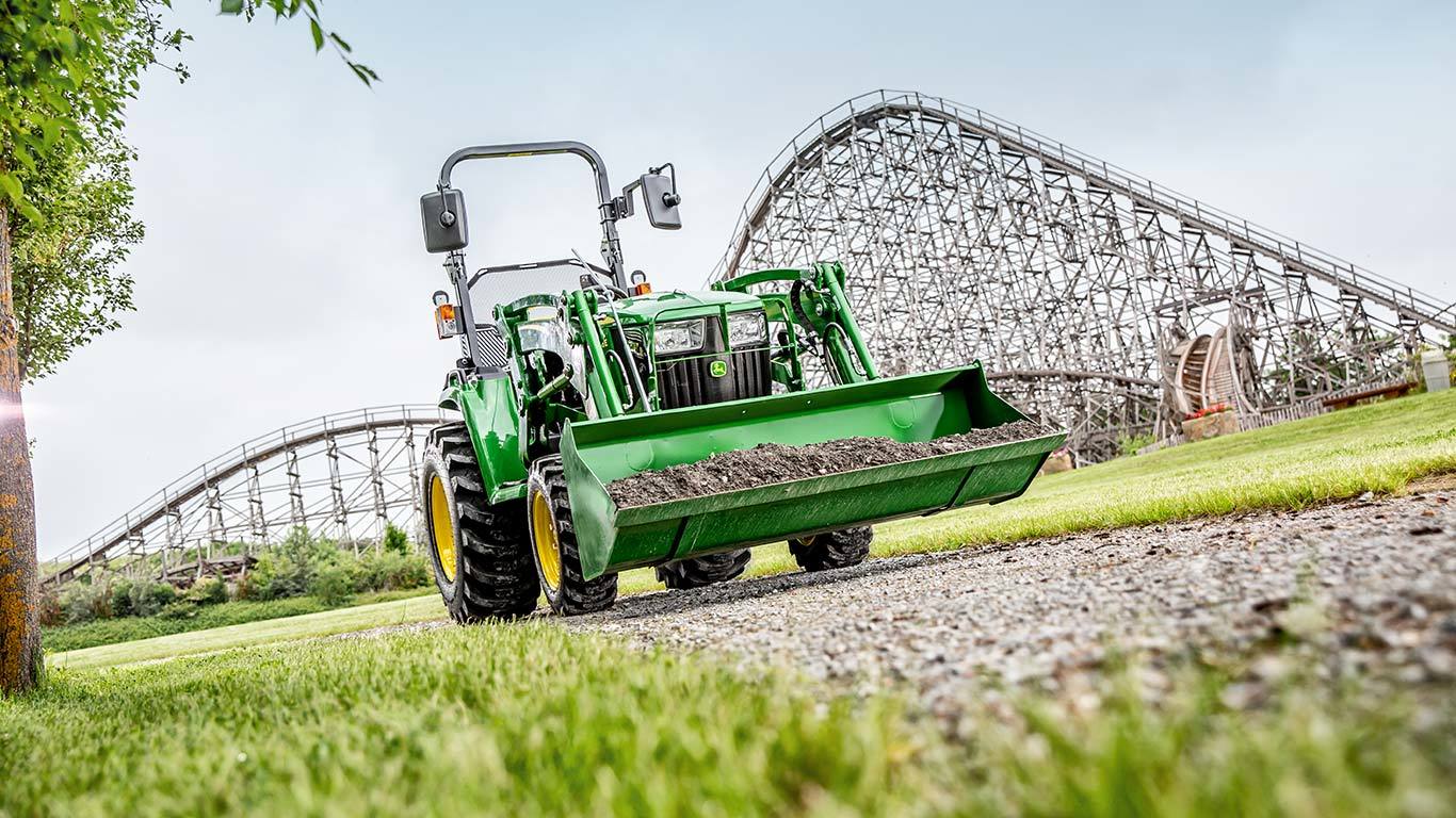 Trator utilit&aacute;rio compacto com p&aacute;-carregadora 300E