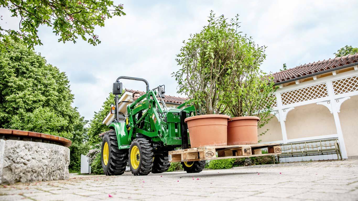 Trator utilit&aacute;rio compacto com p&aacute;-carregadora 300E