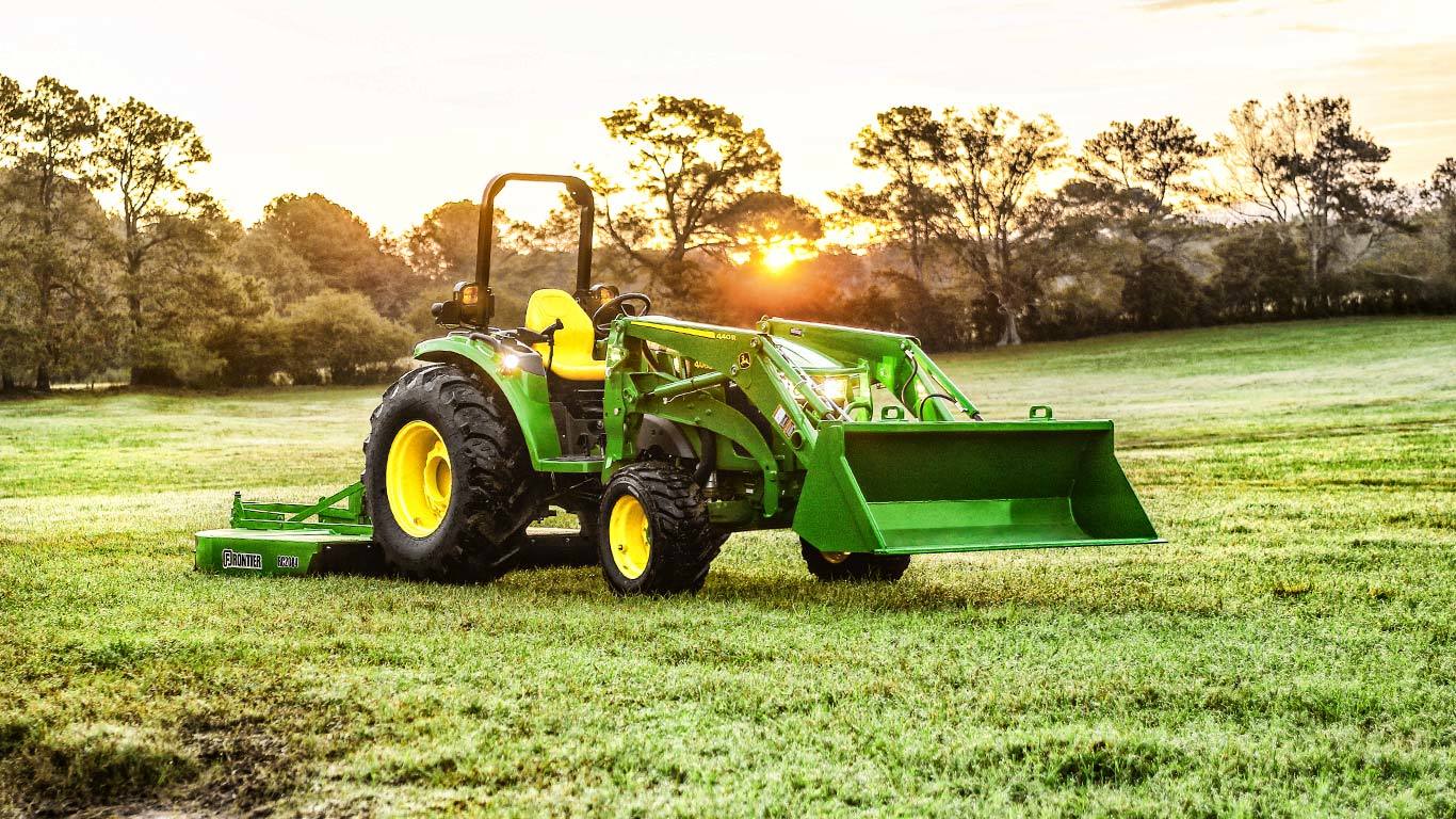 Trator utilit&aacute;rio compacto com p&aacute;-carregadora 440R