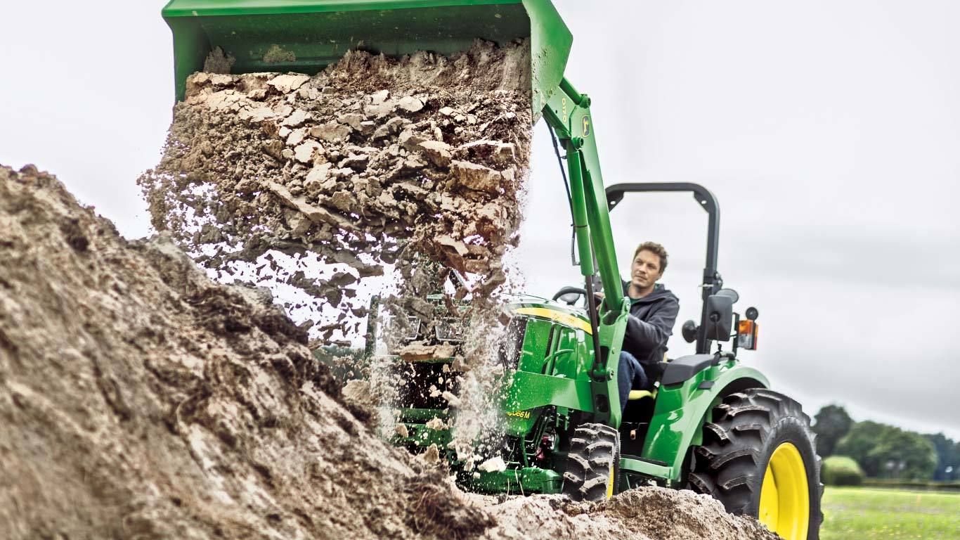 Trator utilit&aacute;rio compacto com p&aacute;-carregadora 400E