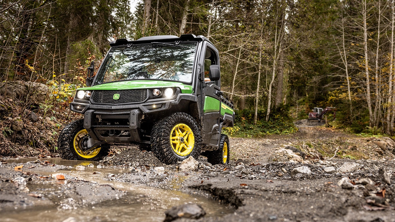 Gator™ XUV 875M num trilho na floresta