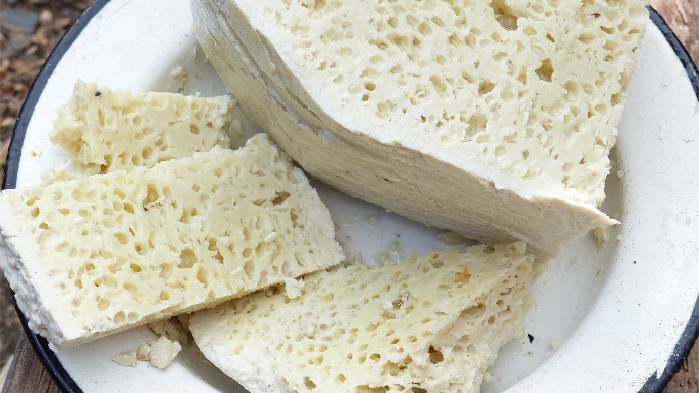Durante o verão, os criadores de ovelhas produzem um queijo curado, duro e muito salgado.