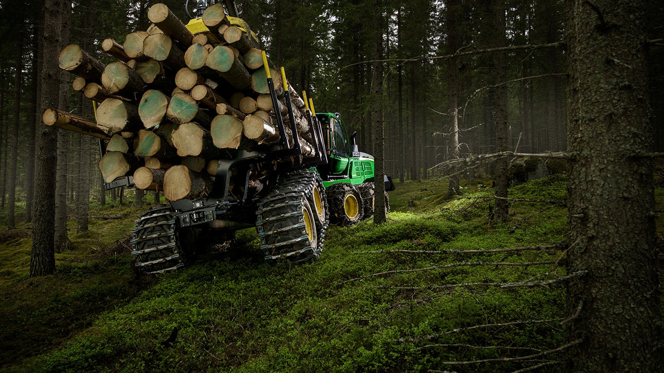 O forwarder 1510G da John Deere está a transportar toros na floresta