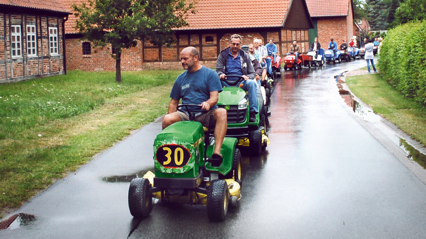 Minitrator Cortador de Relva Antigo, Proprietário, Aldeia, Desfile