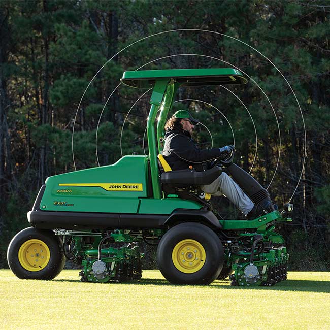 Um greenkeeper está a utilizar um cortador de relva da John Deere para fairways numa área de relva e utiliza tecnologia de conectividade.