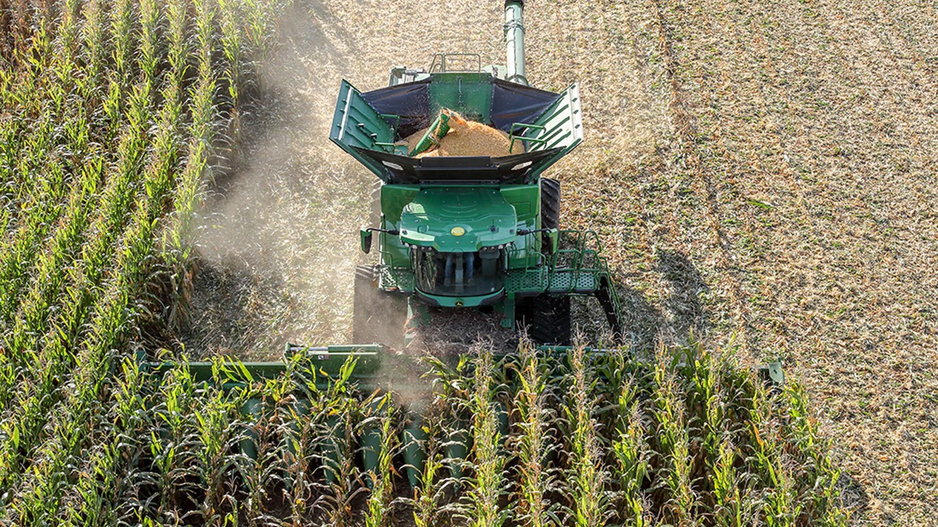 Ceifeira-debulhadora John Deere X-Series a colher milho