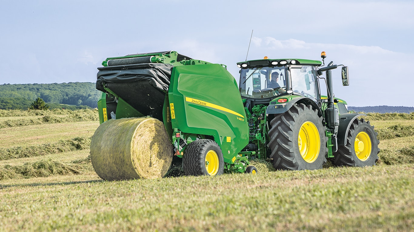 Enfardadeira de câmara variável V461R com trator 6R da John Deere