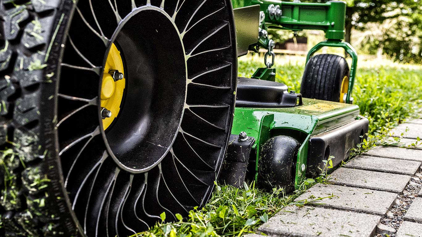 O pneu radial sem câmara de ar Michelin x Tweel Turf (opcional)