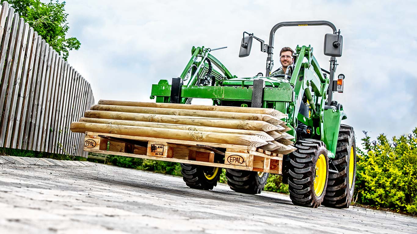 Trator utilitário compacto com pá-carregadora 300E MSL