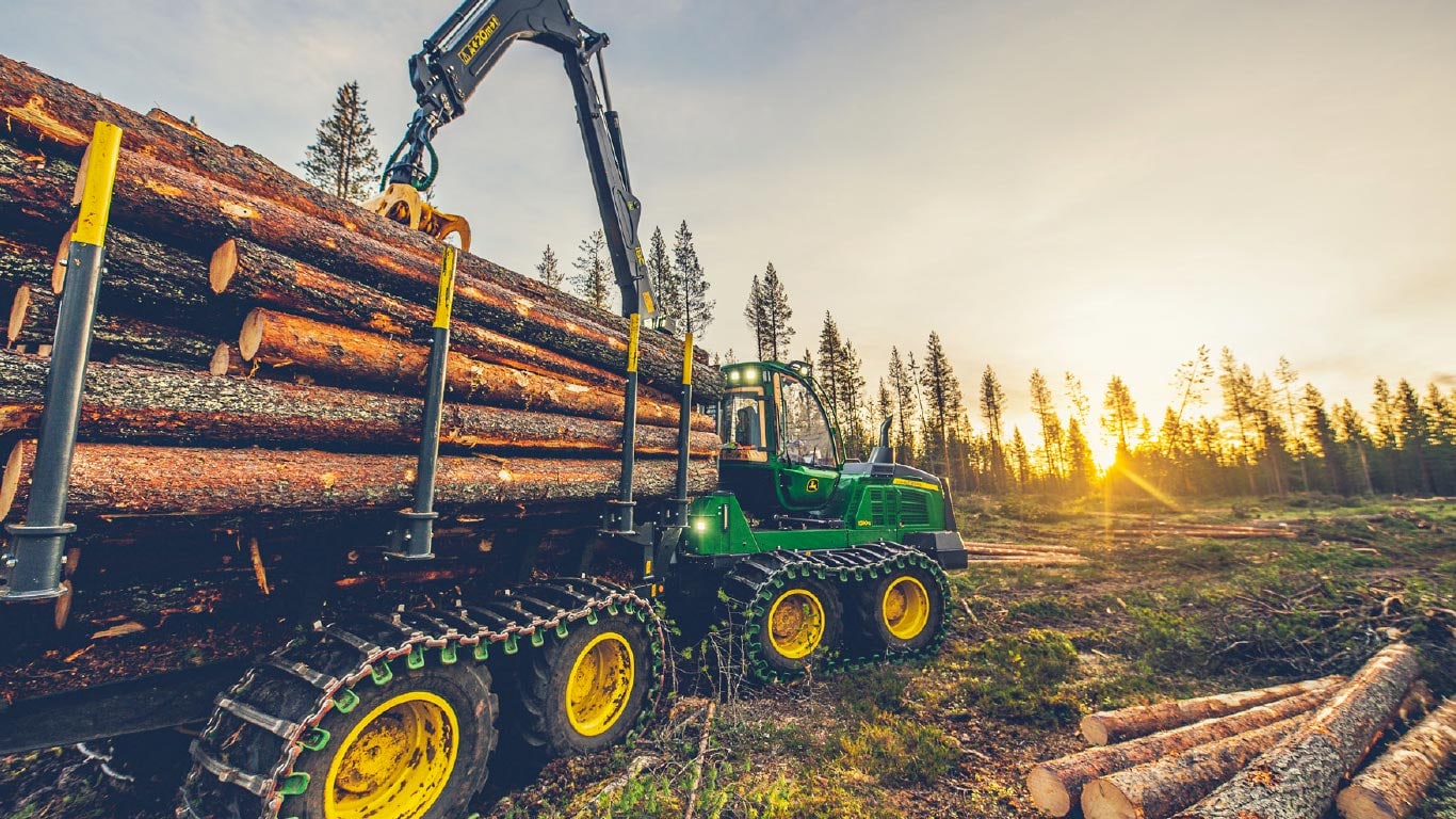 Forwarder John Deere 1510G a efetuar o carregamento