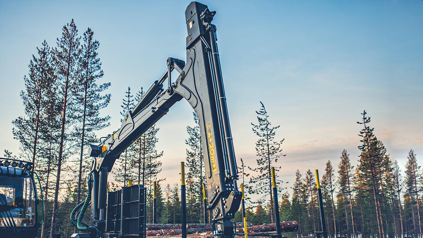Forwarder John Deere 1510G a efetuar o carregamento