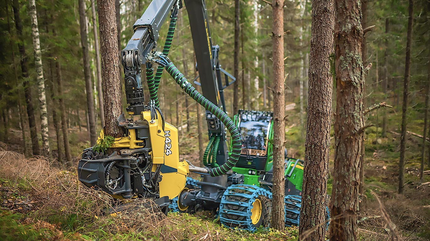Cabeça de ceifeira John Deere H424 em funcionamento