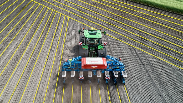 Vista superior dos tratores John Deere com AutoPath