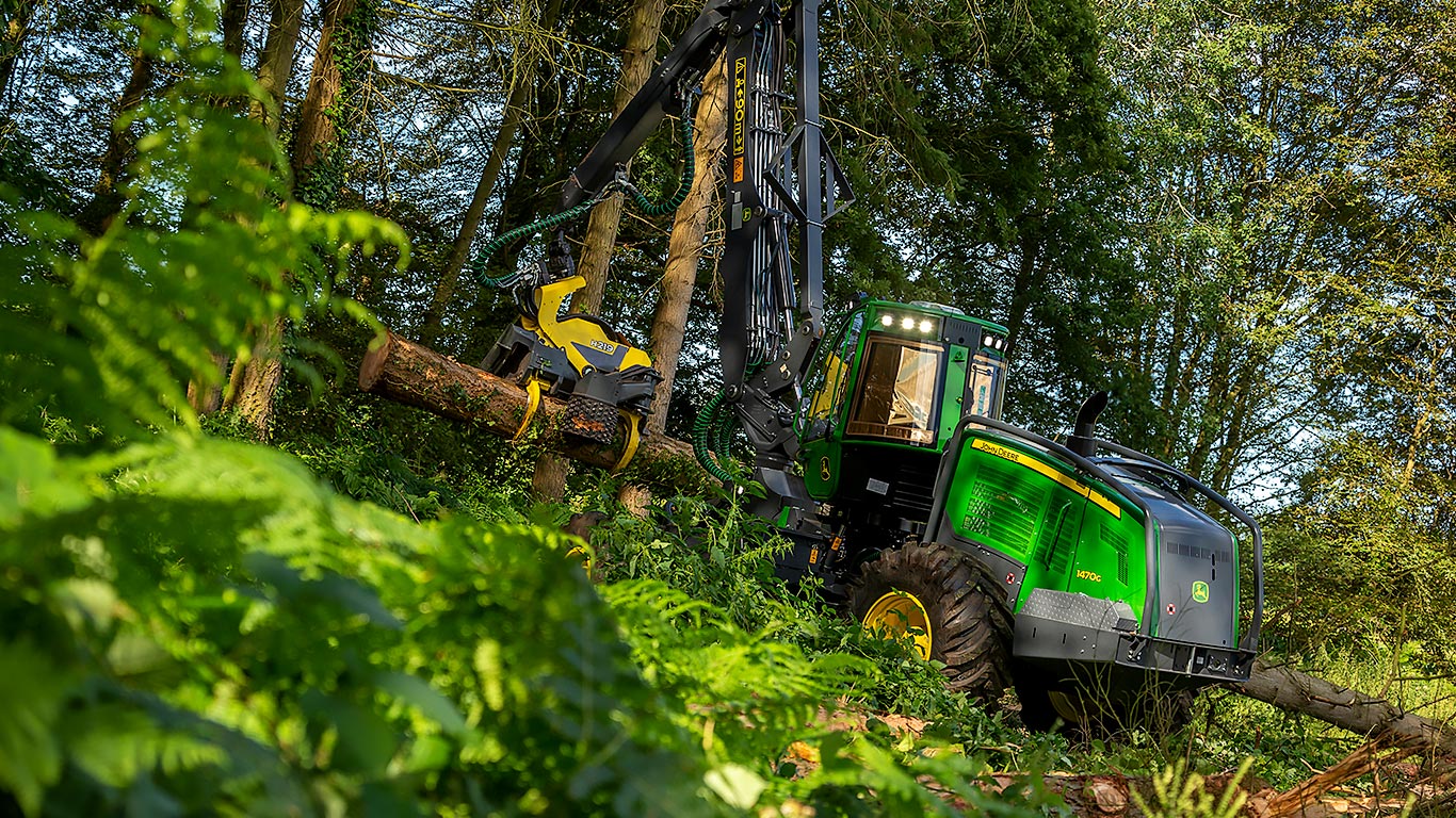 John Deere 1470G com cabeça processadora H219 na floresta